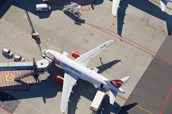 Letadlo Českých aerolinií Airbus A319 přistavené k terminálu s nástupním tunelem