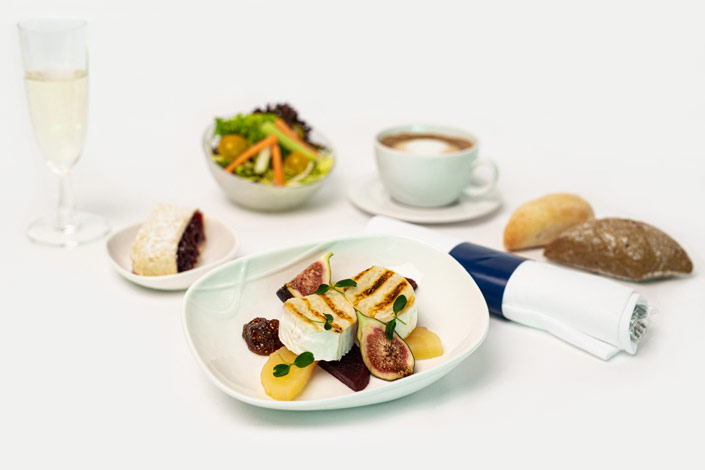 Gourmet Menü - Kaltes Menü mit Ziegenkäse serviert an Bord von Czech Airlines
