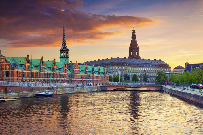 Copenhague - Vue sur le canal de la bourse de Børsen et du palais Christiansbor